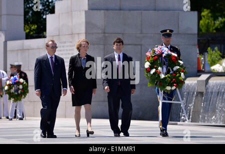 Washington, DC, USA. 6. Juni 2014. Susan Eisenhower (2., L), Enkelin von General Dwight D. Eisenhower und Elliot "Toby" Roosevelt III (2., R), Urenkel von Präsident Franklin D. Roosevelt, Spaziergang, während einer Feier zum 70. Jahrestag des d-Day Normandie im zweiten Weltkrieg, in den Vereinigten Staaten, Washington, DC am 6. Juni 2014 einen Kranz zu platzieren. Bildnachweis: Yin Bogu/Xinhua/Alamy Live-Nachrichten Stockfoto