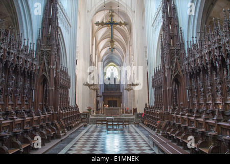 Antwerpen, Belgien - 5. SEPTEMBER: Kirchenschiff und Sanctuarty der Kathedrale unserer lieben Frau am 5. September 2013 in Antwerpen, Belgien Stockfoto