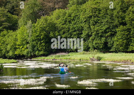 Menschen in Kanus auf dem Fluss Semois in der Nähe von Mortehan in Belgien Stockfoto