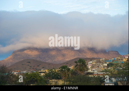 Der 750 m hohe Berg auf Sao Vicente Insel des kapverdischen Archipels. Stockfoto