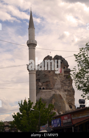 Kappadokien, Türkei. Seltsame Landsof Märchen mit einer Kappe aus Basalt, die sich, verursacht durch zwei Vulkane, Erciyes & Hasan erneuert Stockfoto