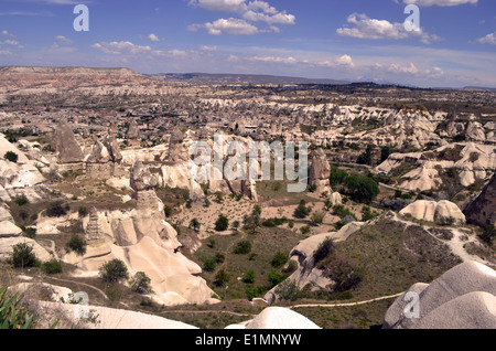 Kappadokien, Türkei. Seltsame Landsof Märchen mit einer Kappe aus Basalt, die sich, verursacht durch zwei Vulkane, Erciyes & Hasan erneuert Stockfoto