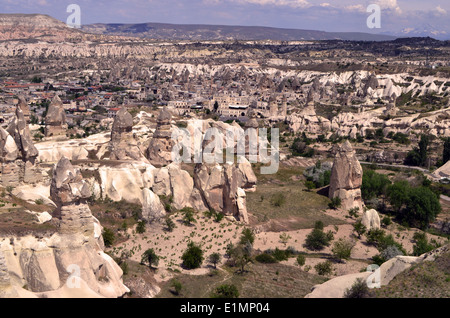 Kappadokien, Türkei. Seltsame Landsof Märchen mit einer Kappe aus Basalt, die sich, verursacht durch zwei Vulkane, Erciyes & Hasan erneuert Stockfoto