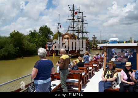 Bootsfahrt mit Mittagessen an Bord, Weg, Zeit in Antalya. Boote sind als Piratenschiffe eingerichtet. Stockfoto