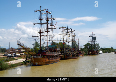 Bootsfahrt mit Mittagessen an Bord, Weg, Zeit in Antalya. Boote sind als Piratenschiffe eingerichtet. Stockfoto