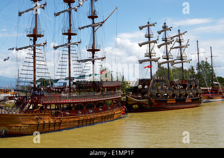 Bootsfahrt mit Mittagessen an Bord, Weg, Zeit in Antalya. Boote sind als Piratenschiffe eingerichtet. Stockfoto