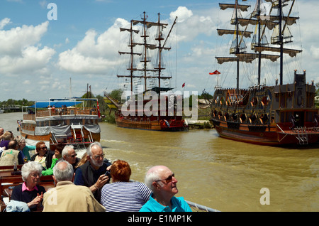 Bootsfahrt mit Mittagessen an Bord, Weg, Zeit in Antalya. Boote sind als Piratenschiffe eingerichtet. Stockfoto