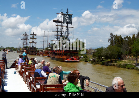 Bootsfahrt mit Mittagessen an Bord, Weg, Zeit in Antalya. Boote sind als Piratenschiffe eingerichtet. Stockfoto