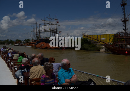 Bootsfahrt mit Mittagessen an Bord, Weg, Zeit in Antalya. Boote sind als Piratenschiffe eingerichtet. Stockfoto