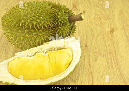 Grüne Durian reif und mit Spikes auf Holz Hintergrund Teil. Stockfoto