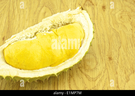 Teil von Reifen mit Spikes auf Holz Hintergrund gelb Durian. Stockfoto