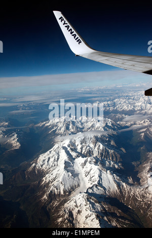 Ryanair-Flugzeug fliegt über die Alpen Stockfoto