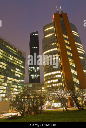 Wien, Österreich - 17. Februar 2014: Hochhäuser neben Unocity in Dämmerung Stockfoto