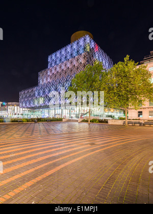 Eine Nachtansicht des Stadtzentrum von Birmingham in der Nacht, zeigt Centenary Square und die neue Bibliothek von Birmingham. Stockfoto