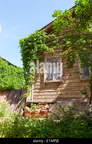 Altes Holzhaus mit Grünpflanzen über blauen Himmel Stockfoto