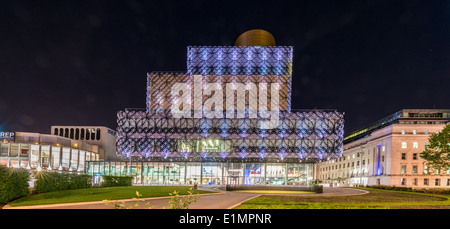 Eine Nachtansicht des Stadtzentrum von Birmingham in der Nacht, zeigt Centenary Square und die neue Bibliothek von Birmingham. Stockfoto