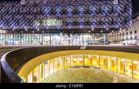 Eine Nachtansicht des Stadtzentrum von Birmingham in der Nacht, zeigt Centenary Square und die neue Bibliothek von Birmingham. Stockfoto