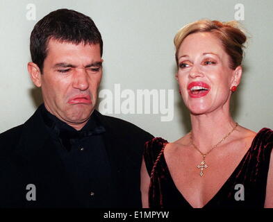 6. Juni 2014 - Schauspielerin MELANIE GRIFFITH für Scheidung von ANTONIO BANDERAS eingereicht. Rechtliche Dokumente zitieren unüberbrückbare Differenzen als der Grund für die Trennung nach 18 Jahren Ehe. Griffith will Kind Unterstützung und Sohle körperliche und gemeinsamen Sorgerecht für Tochter Stella, die im September 18 Jahre alt wird. Sie bittet auch um Ehegattenunterhalt. Die Spaltung ist angeblich freundschaftlich. Bild - 12. Oktober 1998 - London, England, Vereinigtes Königreich - Antonio Banderas zieht ein Gesicht, als er und Schauspielerin Ehefrau Melanie Griffith kommen bei der britischen Hilfsorganisation-Premiere von "Die Maske des Zorro." (Kredit-Bild: © Globe Fotos Stockfoto