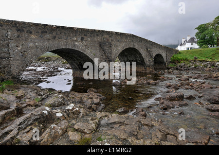 Fluß Sligachan und alte steinerne Brücke bei Sligachan in die mit Blick auf die Cuillin Berge in der Ferne. Befindet sich auf der Insel o Stockfoto