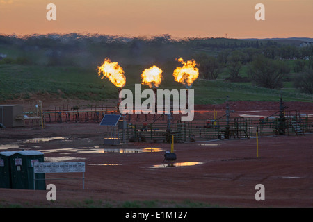 Watford Stadt, North Dakota - Erdgas ist aus abgefackelt, da Öl in der Bakken Shale Formation gepumpt wird. Stockfoto