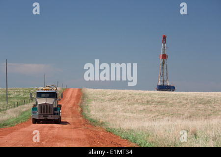 Belfield, North Dakota - ein LKW auf einer Straße nahe einer Bohranlage. Stockfoto