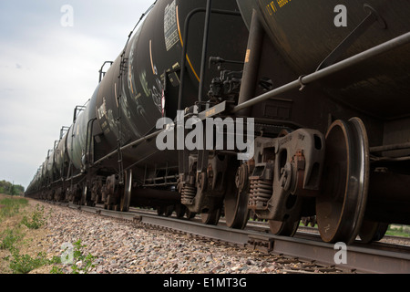 Williston, North Dakota - Rail Kesselwagen Öl produziert im Feld Bakken Shale transportieren. Stockfoto