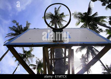 Dumaguete, Negros Oriental, Philippinen. 16. April 2008. Ein Basketball hoop am Stadtrand von Dumaguete City auf der Insel Negros, Philippinen, 4 Juni, 2014.PHILLIP PRINS © Phillip Prins/Prensa Internacional/ZUMAPRESS.com/Alamy Live-Nachrichten Stockfoto