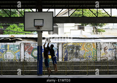 Dumaguete, Negros Oriental, Philippinen. 16. April 2008. Anwohner Partie einer Basketball 4. Juni 2014, in Dumaguete City auf der Insel Negros in den Philippinen. Basketball ist von einigen als der inoffizielle Nationalsport der Philippinen und fast jeder Nachbarschaft und Gemeinschaft hat einen Basketballplatz in irgendeiner Form. PHILLIP PRINS © Phillip Prins/Prensa Internacional/ZUMAPRESS.com/Alamy Live-Nachrichten Stockfoto