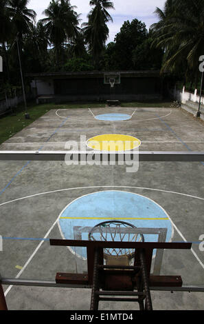 Dumaguete, Negros Oriental, Philippinen. 16. April 2008. 4. Juni 2014, einen Basketballplatz in Dumaguete City auf der Insel Negros in den Philippinen. Gerichte wie dies oft doppelt so ein Ort, um Tiere zu halten, wenn keine Spiele gespielt werden. PHILLIP PRINS © Phillip Prins/Prensa Internacional/ZUMAPRESS.com/Alamy Live-Nachrichten Stockfoto