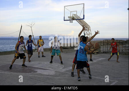 Dumaguete, Negros Oriental, Philippinen. 16. April 2008. Anwohner Partie einer Basketball 4. Juni 2014, in Dumaguete City auf der Insel Negros in den Philippinen. Basketball ist von einigen als der inoffizielle Nationalsport der Philippinen und fast jeder Nachbarschaft und Gemeinschaft hat einen Basketballplatz in irgendeiner Form. PHILLIP PRINS © Phillip Prins/Prensa Internacional/ZUMAPRESS.com/Alamy Live-Nachrichten Stockfoto