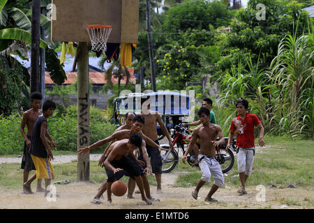 Dumaguete, Negros Oriental, Philippinen. 16. April 2008. Einheimische spielen ein Pick-up-Spiel der Basketball 5. Juni 2014, in der Nähe von Dumaguete Stadt auf der Insel Negros in den Philippinen. Basketball ist in den Philippinen sehr beliebt und fast jedes Viertel hat einen Basketballplatz in irgendeiner Form. PHILLIP PRINS © Phillip Prins/Prensa Internacional/ZUMAPRESS.com/Alamy Live-Nachrichten Stockfoto