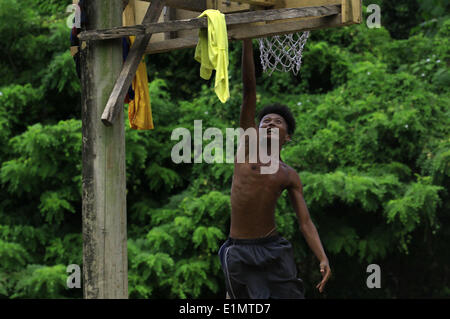 Dumaguete, Negros Oriental, Philippinen. 16. April 2008. Ein Basketball-Spieler testet seine vertikalen Sprung auf einem provisorischen Reifen befindet sich am Rande von der Stadt Dumaguete befindet sich auf der Insel Negros in den Philippinen. Basketball ist eine der beliebtesten vergangener Zeiten in den Philippines.PHILLIP PRINS © Phillip Prins/Prensa Internacional/ZUMAPRESS.com/Alamy Live News Stockfoto