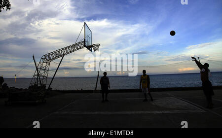 Dumaguete, Negros Oriental, Philippinen. 16. April 2008. Anwohner Praxis auf in der Dunkelheit 4. Juni 2014, an ein Meer Basketballplatz in Dumaguete City auf der Insel Negros in den Philippinen. PHILLIP PRINS © Phillip Prins/Prensa Internacional/ZUMAPRESS.com/Alamy Live-Nachrichten Stockfoto