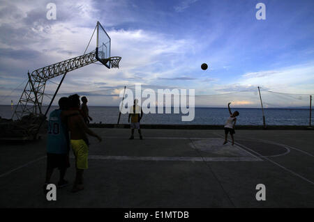 Dumaguete, Negros Oriental, Philippinen. 16. April 2008. Ein Junge Praktiken Praktiken seiner Freiwurf Dreharbeiten 4. Juni 2014, an ein Meer Basketballplatz in Dumaguete City auf der Insel Negros, Philippines.PHILLIP PRINS © Phillip Prins/Prensa Internacional/ZUMAPRESS.com/Alamy Live News Stockfoto