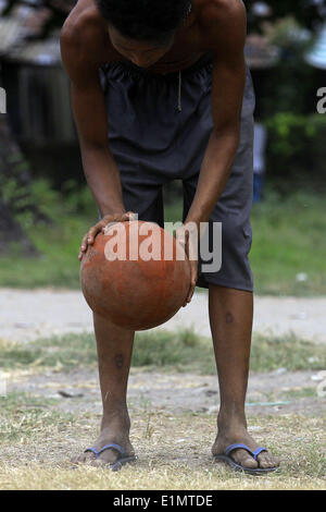 Dumaguete, Negros Oriental, Philippinen. 16. April 2008. Ein Mann bereitet für einen Freiwurf-Versuch bei einem Pick-up-Spiel der Basketball an einem Schmutz-Hof befindet sich am Stadtrand von Dumaguete City auf der Insel Negros, Philippines.PHILLIP PRINS © Phillip Prins/Prensa Internacional/ZUMAPRESS.com/Alamy Live News Stockfoto