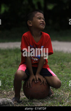 Dumaguete, Negros Oriental, Philippinen. 16. April 2008. Ein Junge beobachtet ein Basketball-Spiel auf einem Schmutz-Platz am Stadtrand von Dumaguete City auf der Insel Negros in den Philippinen. PHILLIP PRINS © Phillip Prins/Prensa Internacional/ZUMAPRESS.com/Alamy Live-Nachrichten Stockfoto