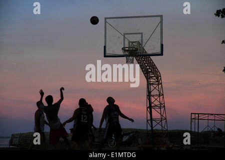 Dumaguete, Negros Oriental, Philippinen. 4. Juni 2014. Anwohner Praxis auf in der Dunkelheit 4. Juni 2014, an ein Meer Basketballplatz in Dumaguete City auf der Insel Negros in den Philippinen. PHILLIP PRINS © Phillip Prins/Prensa Internacional/ZUMAPRESS.com/Alamy Live-Nachrichten Stockfoto