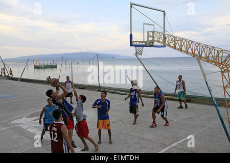 Dumaguete, Negros Oriental, Philippinen. 4. Juni 2014. Anwohner Partie einer Basketball 4. Juni 2014, in Dumaguete City auf der Insel Negros, Philippines.PHILLIP PRINS © Phillip Prins/Prensa Internacional/ZUMAPRESS.com/Alamy Live News Stockfoto