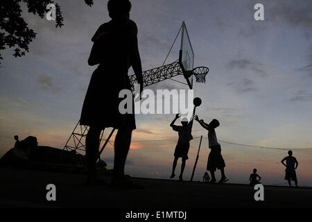 Dumaguete, Negros Oriental, Philippinen. 4. Juni 2014. Anwohner Praxis auf in der Dunkelheit 4. Juni 2014, an ein Meer Basketballplatz in Dumaguete City auf der Insel Negros in den Philippinen. PHILLIP PRINS © Phillip Prins/Prensa Internacional/ZUMAPRESS.com/Alamy Live-Nachrichten Stockfoto