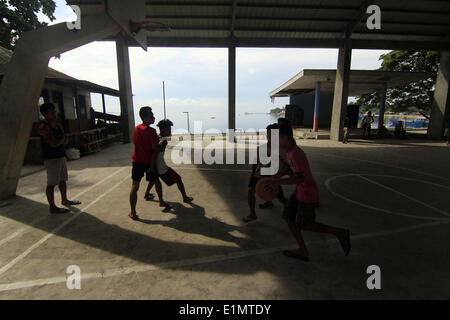 Dumaguete, Negros Oriental, Philippinen. 4. Juni 2014. Anwohner spielen auf einem Basketballfeld in San José auf der Insel Negros, Philippinen, 5. Juni 2014. Die meisten Nachbarschaften und Gemeinden haben Basketballplatz reichen in der Qualität von großen Zement Strukturen wie diese ein, um Schmutz Gerichte mit der Zielbretter an Bäume genagelt. PHILLIP PRINS © Phillip Prins/Prensa Internacional/ZUMAPRESS.com/Alamy Live-Nachrichten Stockfoto