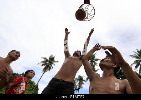 Dumaguete, Negros Oriental, Philippinen. 4. Juni 2014. Einheimische spielen ein Pick-up-Spiel der Basketball 5. Juni 2014, in der Nähe von Dumaguete Stadt auf der Insel Negros in den Philippinen. Basketball ist in den Philippinen sehr beliebt und fast jedes Viertel hat einen Basketballplatz in irgendeiner Form. PHILLIP PRINS © Phillip Prins/Prensa Internacional/ZUMAPRESS.com/Alamy Live-Nachrichten Stockfoto