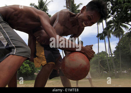 Dumaguete, Negros Oriental, Philippinen. 4. Juni 2014. Spieler Ringen für den Basketball während eines Pick-up 5. Juni 2014, in der Nähe von Dumaguete Stadt auf der Insel Negros, Philippinen. Basketball ist in den Philippinen sehr beliebt und fast jedes Viertel hat einen Basketballplatz in irgendeiner Form. PHILLIP PRINS © Phillip Prins/Prensa Internacional/ZUMAPRESS.com/Alamy Live-Nachrichten Stockfoto