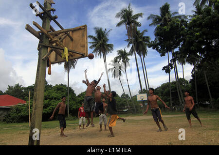 Dumaguete, Negros Oriental, Philippinen. 4. Juni 2014. Einheimische spielen ein Pick-up-Spiel der Basketball 5. Juni 2014, in der Nähe von Dumaguete Stadt auf der Insel Negros in den Philippinen. Basketball ist in den Philippinen sehr beliebt und fast jedes Viertel hat einen Basketballplatz in irgendeiner Form. PHILLIP PRINS © Phillip Prins/Prensa Internacional/ZUMAPRESS.com/Alamy Live-Nachrichten Stockfoto