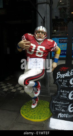 Ein American Football-Statue vor einem Pub Dame Street in Dublin City während des Buildvorgangs bis zu Super-Bowl-48. Stockfoto