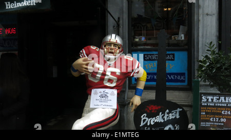 Ein American Football-Statue vor einem Pub Dame Street in Dublin City während des Buildvorgangs bis zu Super-Bowl-48. Stockfoto