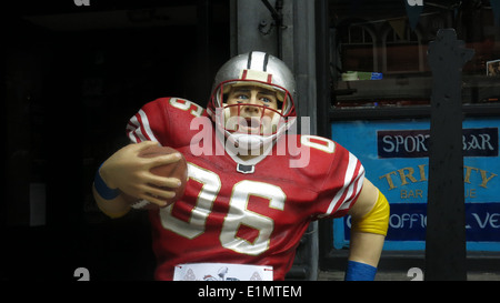 Ein American Football-Statue vor einem Pub Dame Street in Dublin City während des Buildvorgangs bis zu Super-Bowl-48. Stockfoto