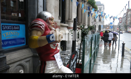 Ein American Football-Statue vor einem Pub Dame Street in Dublin City während des Buildvorgangs bis zu Super-Bowl-48. Stockfoto