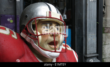 Ein American Football-Statue vor einem Pub Dame Street in Dublin City während des Buildvorgangs bis zu Super-Bowl-48. Stockfoto