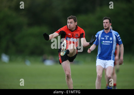 Leichtathletin und Olympiateilnehmerin David Gillick in Aktion in einem Dublin GAA Football League Spiel für Ballinteer Saint Johns im Marlay Park Stockfoto