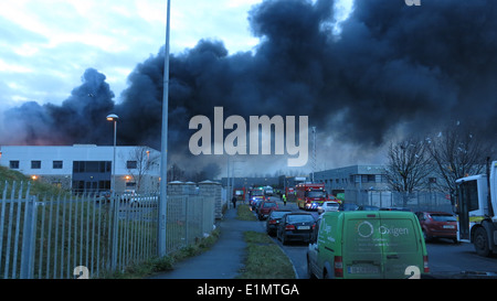 Bild von einem großen Feuer am Ballymount Industriegebiet im Süden Dublins. Stockfoto